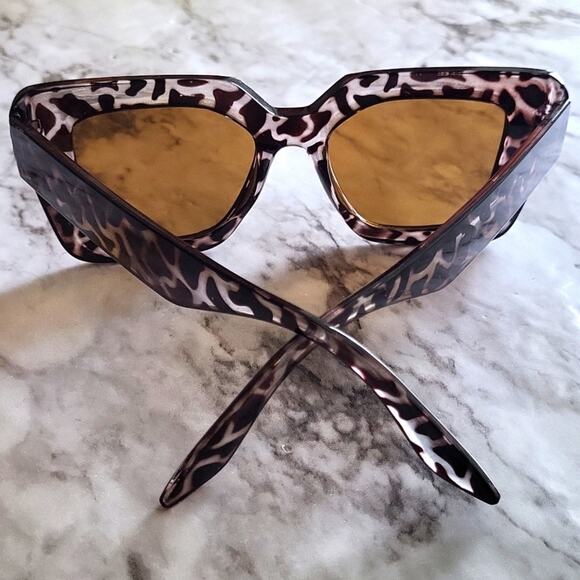 Leopard Print Sunglasses with Gold Lenses - Picture 7 of 10
